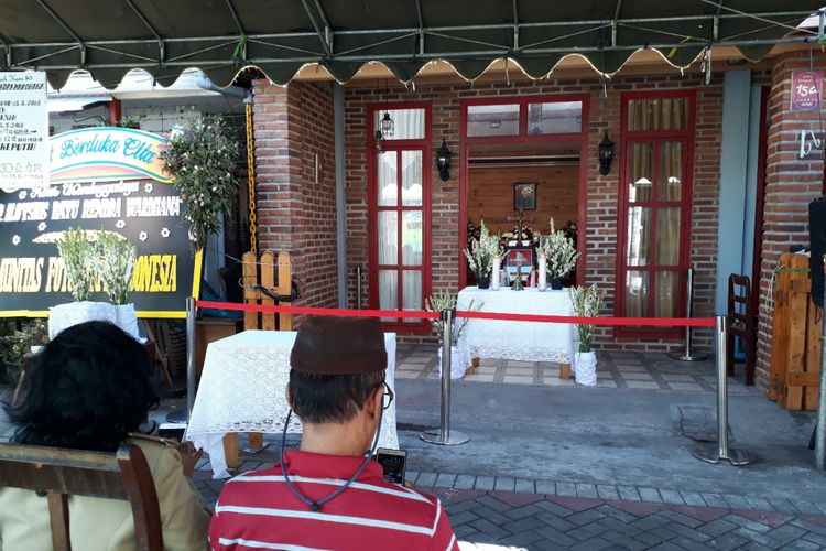 Jenazah Bayu disemayamkan di rumah duka Jalan Gubeng Kertajaya Surabaya, Selasa (22/5/2018)