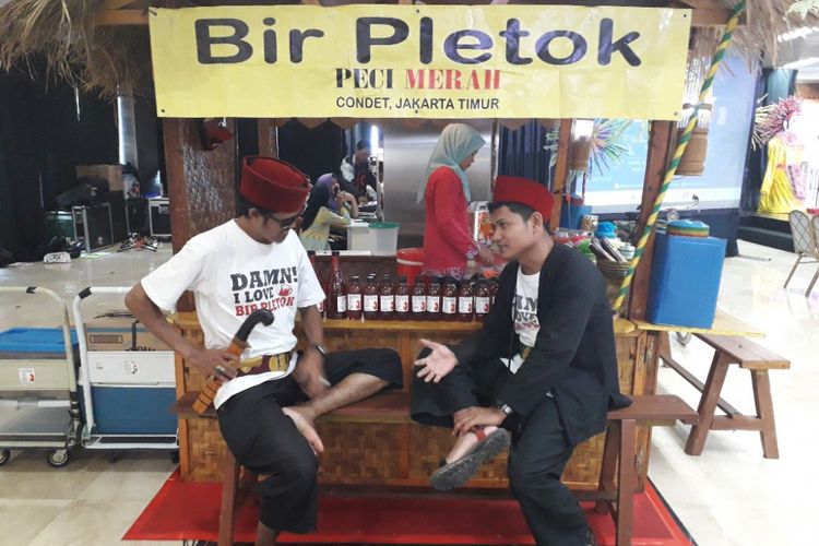 Taufik (kiri) dan Topan (kanan), pendiri Bir Pletok Peci Merah berpose di depan booth mereke di Gedung Smesco, Jakarta Selatan, Kamis (31/5/2018).