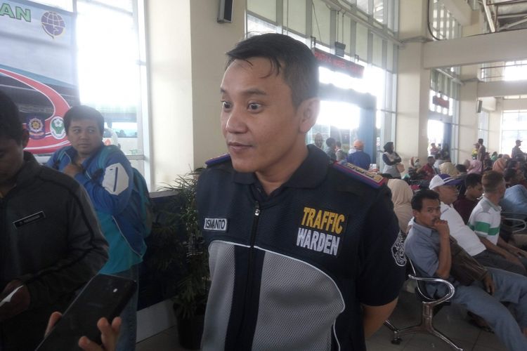 Kepala Terminal Pulo Gebang, Ismanto saat diwawancarai, Senin (11/6/2018).