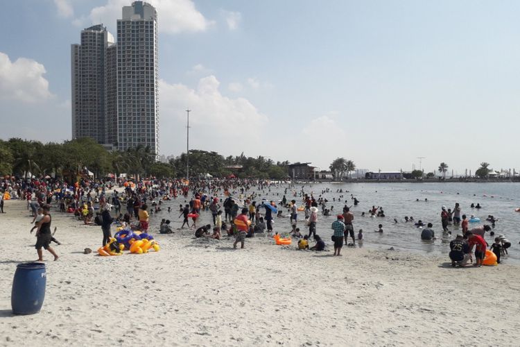 Pantai Beach Pool di kawasan wisata Ancol Taman Impian dipenuhi ratusan orang yang berenang di sana, Senin (18/6/2018).