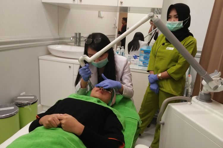 Konsumen ZAP cabang Lampung sedang menjalankan treatment mengatasi jerawat pada wajah