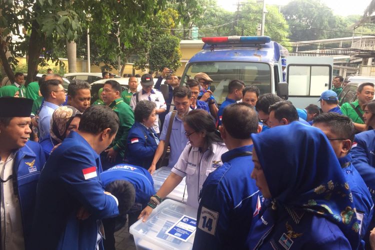 Para bakal calon legislatif Dewan Perwakilan Rakyat Daerah (DPRD) DKI Jakarta dari Partai Demokrat mendaftarkan diri ke Kantor Komisi Pemilihan Umum (KPU) DKI Jakarta, di Jakarta Pusat, Selasa (17/7/2018). Kedatangan mereka diiringi ondel-ondel yang sengaja dibawa ke Kantor KPU DKI Jakarta. Sejumlah bakal caleg tampak asyik menari diriingi musik khas Betawi.