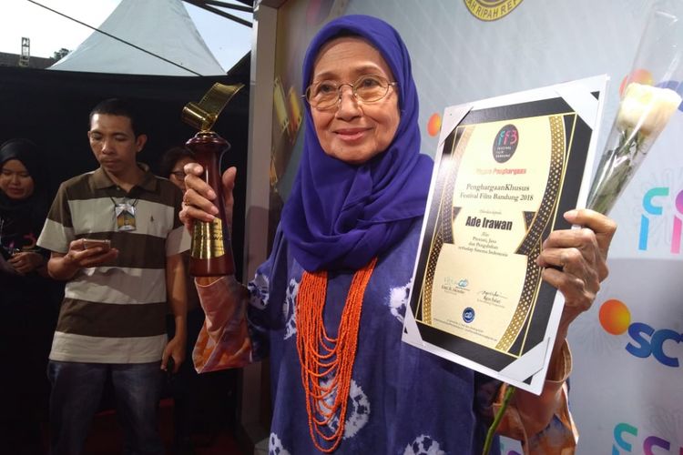 Aktris senior Ade Irawan sausai menerima penghargaan Lifetime Achievement dari Festival Film Bandung FFB 2018 yang digelar di Gedung Sate, Bandung, Sabtu (24/11/2018).