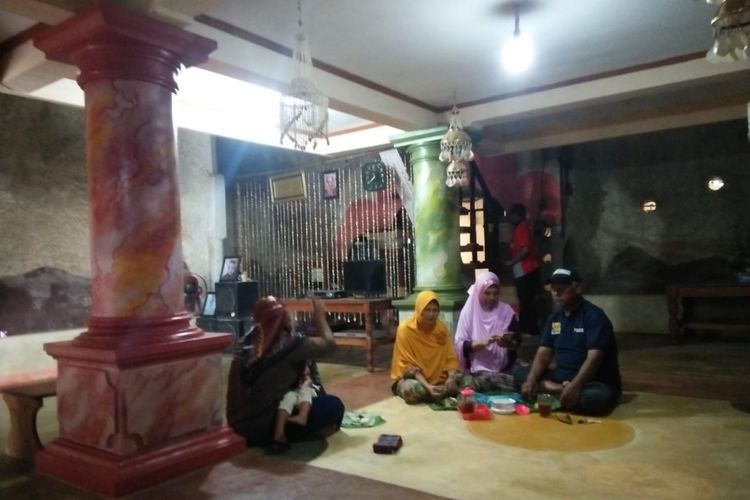 Ibu Sutini menemui warga yang ingin menyaksikan langsung rumah batu miliknya di Dusun Mujing, Desa Genengharjo, Kecamatan Tirtomoyo, Kabupaten Wonogiri, Jawa Tengah. 