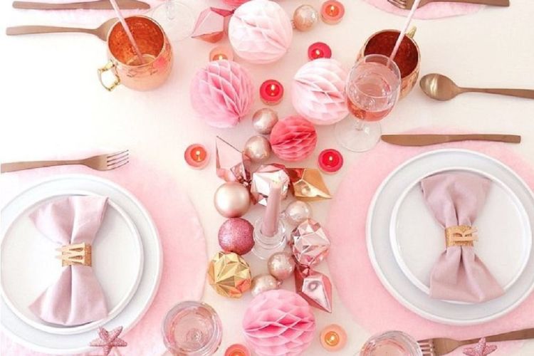 Dekorasi Meja Makan Serba Pink untuk Makan Malam Manis 