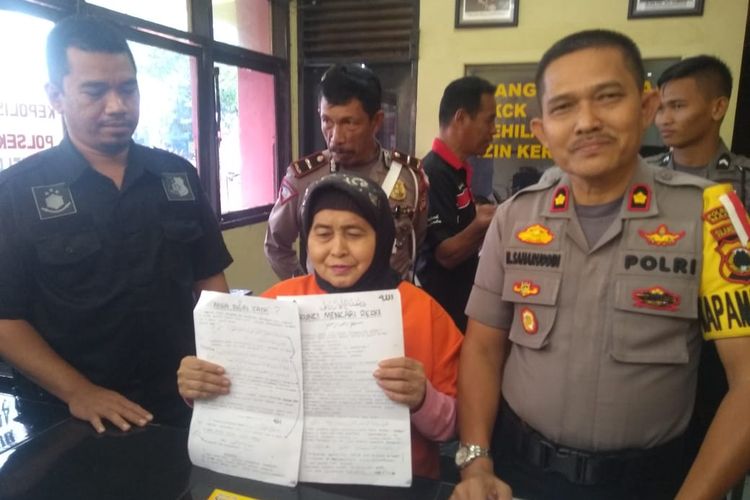 Tampa (61) di Polsek Bontoala saat menunjukkan lembaran ayat-ayat yang dipakainya untuk menipu korbannya hingga mencapi Rp1,2 miliar, Kamis (28/3/2019).