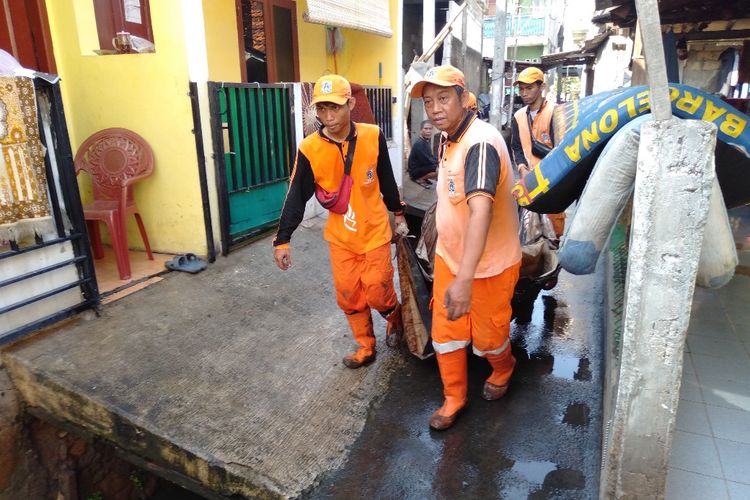 Petugas PPSU Bersihkan Sisa Banjir di Lokasi Pemukiman Tanggul Jatipadang,Pasar Minggu Jakarta Selatan, Senin (1/4/2019)