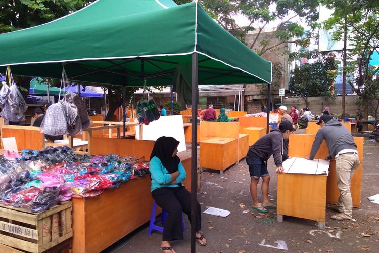Sebagian pedagang di Pasar Kosambi Bandung kembali berjualan, Rabu (29/5/2019). Sebelumnya mereka berhenti berjualan karena kios mereka habis terbakar, Sabtu (18/5/2019).