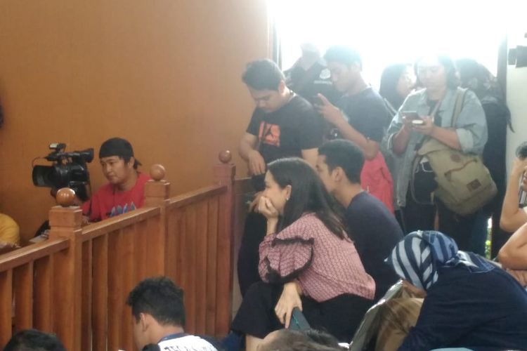 Atiqah Hasiholan di Pengadilan Negeri Jakarta Selatan, Ampera, Cilandak, Kamis (11/7/2019) untuk mendampingi ibunya Ratna Sarumpaet menjalani sidang putusan kasus penyebaran berita bohong atau hoaks. 