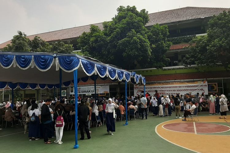 Suasana pendaftaran PPDB 2019 di SMAN 28, Jakarta, Senin (24/6/2019).