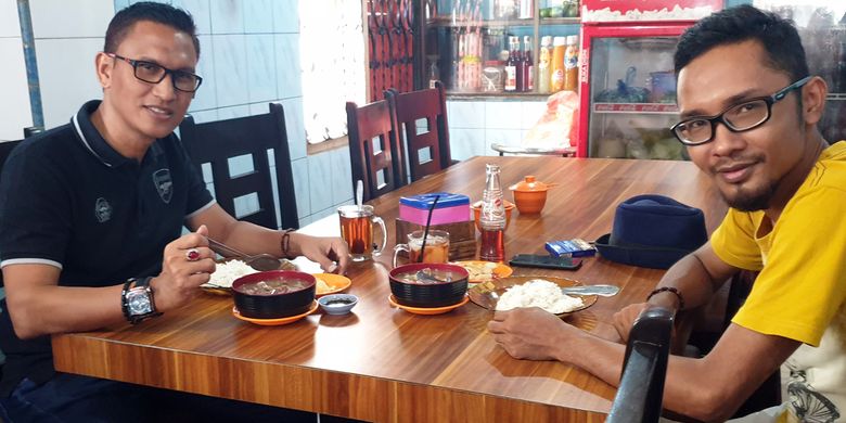 Pengunjung menikmati soto di Warung Banglades di Jalan Perdagangan, Desa Pusong, Kecamatan Banda Sakti, Kota Lhokseumawe, Aceh, Minggu (9/6/2019).