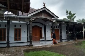 Kondisi rumah Katimun, tokoh yang mengajak 52 warga Desa Watu Bonang, Kecamatan Badegan, Kabupaten Ponorogo pindah ke Malang karena isu kiamat sepi tak berpenghuni, Rabu ( 13 / 3 / 2019) sore.