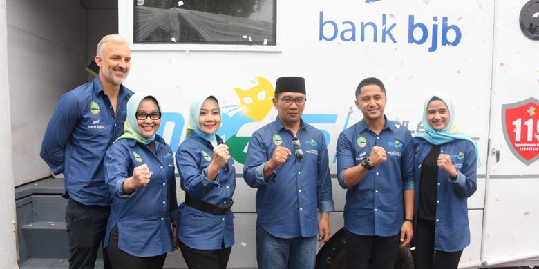 Gubernur Jawa Barat Ridwan Kamil bersama Wakil Bupati Bandung Barat Hengky Kurniawan meluncurkan Mobile Puskesmas (MPus) di Alun-alun Kecamatan Cililin, Kabupaten Bandung Barat, Senin (15/4/19).