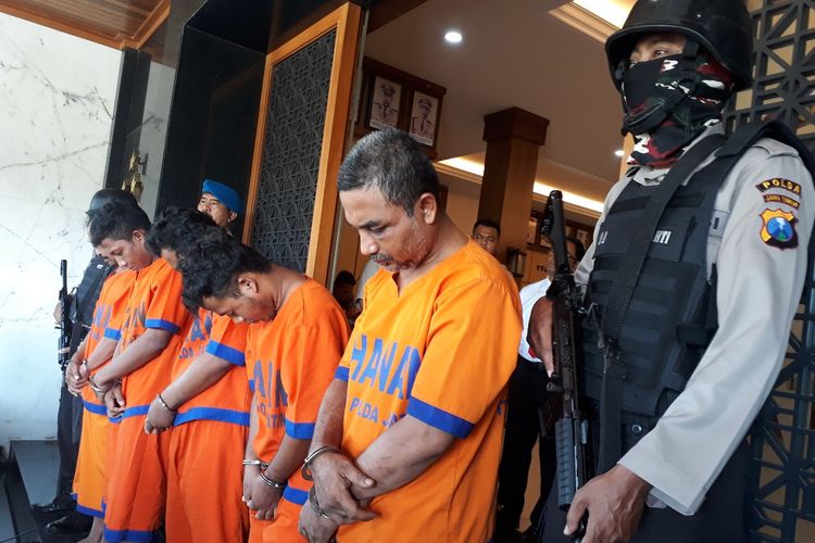 5 tersangka pembakaran dan pengerusakan kantor Polsek Tambelangan Sampang diamankan di Mapolda Jawa Timur, Senin (27/5/2019)