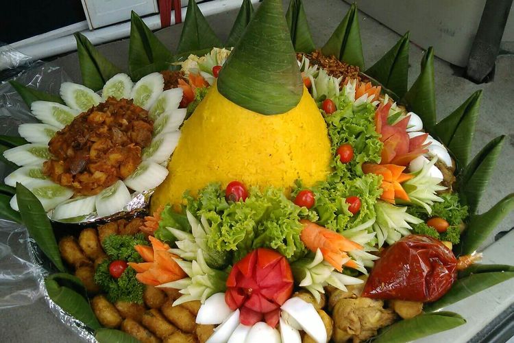 Nasi Tumpeng Kuning biasa selalu disajikan setiap ada perayaan. 