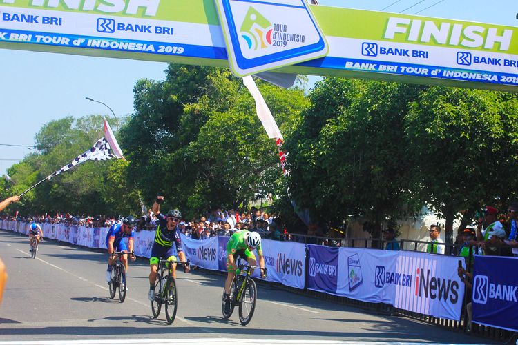 Pesepeda dari tim Olivers Real Food Racing Australia, Lyons Angus memenangkan etape pertama kejuaraan balap sepweda internasional  Bank BRI Tour D’Indonesia 2019 yang finish di Kota Ngawi Jawa Timur.