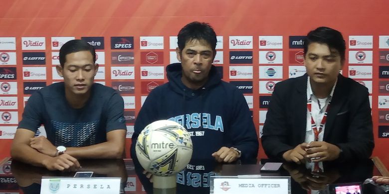 Tim Persela Lamongan jumpa pers jelang lawan Semen Padang. Pelatih Persela, Nilmaizar (tengah).