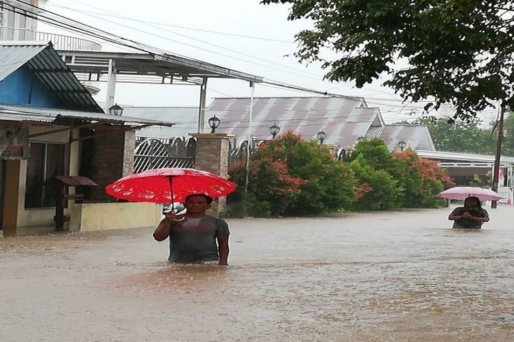 Jalan Hasanudin 21 LK 1, Tuminting, Kecamatan Tuminting, Sulut, air banjir sudah hampir setinggi dada, Jumat (1/2/2019). 