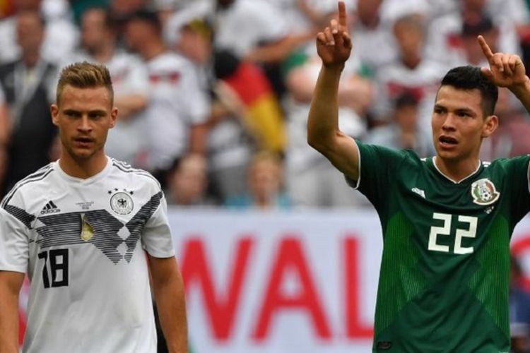 Hirving Lozano merayakan gol Meksiko ke gawang Spartak di depan Joshua Kimmich pada laga Piala Dunia 2018 di Stadion Luzhniki, 17 Juni 2018. 