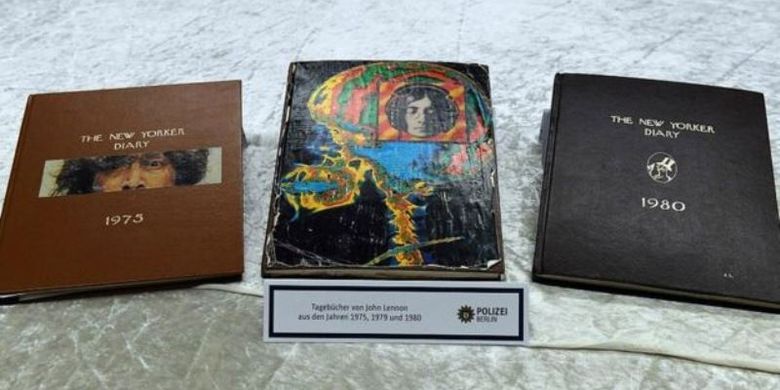Buku harian John Lennon (tengah) ditunjukkan oleh Kepolisian Berlin bersama barang curian lainnya. (BBC).