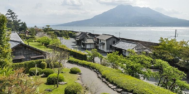 Pemandangan alam kawasan Sengan-en di Kagoshima, Pulau Kyushu, Jepang. Tampak gunung api aktif Sakurajima dan teluk Kagoshima melengkapi keindahan panorama alam Sengan-en.