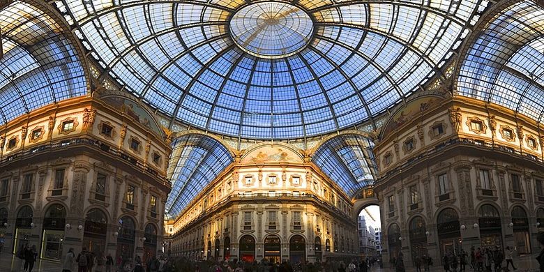 Pusat perbelanjaan Galleria Vittorio Emanuele II di kota Milan, Italia.