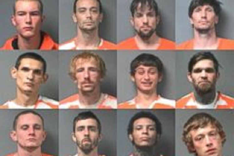Dua belas napi yang kabur dari sebuah penjara di Alabama, Amerika Serikat, dengan menggunakan selai kacang untuk menutup nomor pintu keluar, sehingga sipir mengira itu adalah pintu masuk menuju sel tahanan.