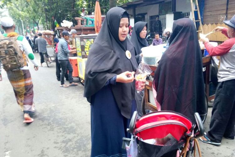 Hadirnya massa pendukung di lokasi sidang vonis Buni Yani di Gedung Dinas Perpustakaan dan Kearsipan Kota Bandung, Jalan Seram, Kota Bandung, Selasa (14/11/2017), membawa berkah bagi para pedagang kaki lima (PKL) dan pedagang asongan.
