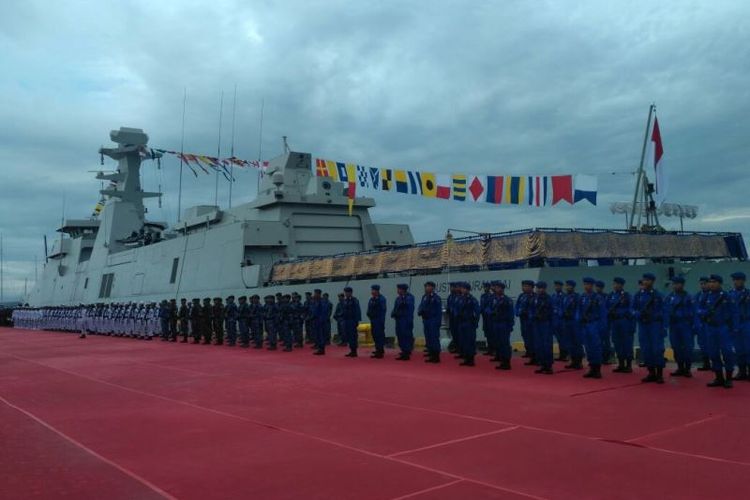 Panglima TNI Marsekal TNI Hadi Tjahyanto meresmikan Kapal Perang Republik Indonesia (KRI) I Gusti Ngurah Rai-332 di Dermaga Timur Benoa, Denpasar, Bali, Rabu (10/1/2018).