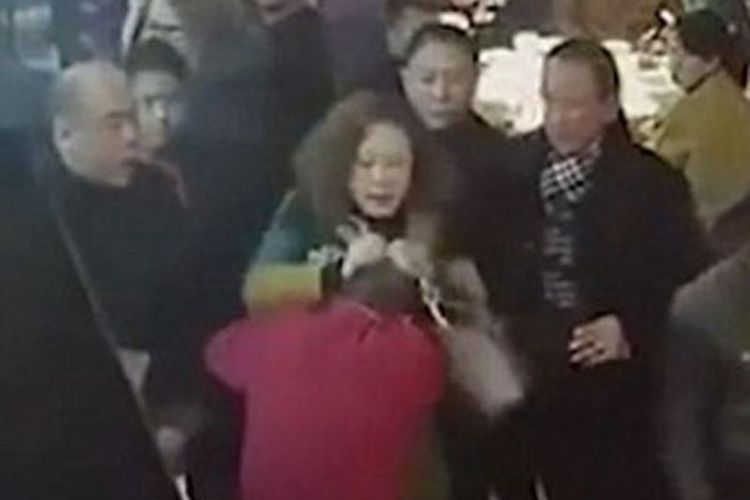 Gambar dari video kamera pengawas yang memperlihatkan seorang pramusaji diserang oleh pengunjung yang marah karena pesanan mereka tidak kunjung disajikan (25/2/2018) (Beijing News via Daily Mirror)