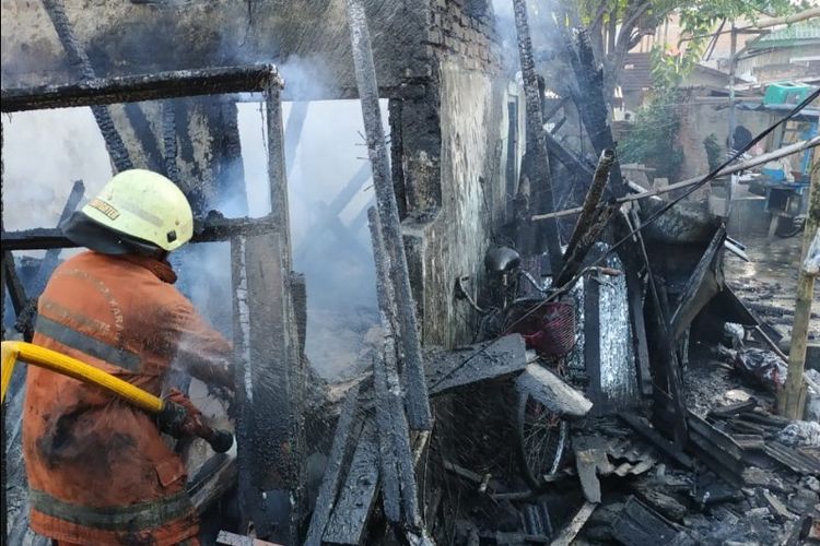 Sejumlah rumah kontrakan di Jalan Pulo Nangka II, RT 010/RW 002, Rawa Buaya, Cengkareng, Jakarta Barat terbakar pada Jumat (4/1/2019). 