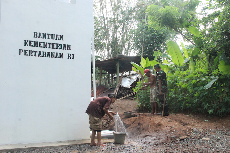 Warga desa Pajerukan, Kalibagor, Banyumas, Jawa Tengah, menggunakan air bersih dari keran di lokasi menara tandon air bantuan Kementerian Pertahanan dan Universitas Pertahanan, Kamis (30/11/2023).