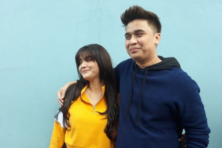 Billy Syahputra (kiri) dan kekasihnya, Hilda Vitria (kanan), ditemui setelah menjadi bintang tamu sebuah program bincang-bincang di Studio TransTV, Mampang, Jakarta Selatan, Jumat (28/9/2018) sore.