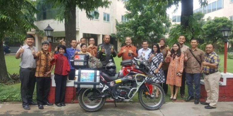 Biker Indonesia yang sedang dalam misi mencapai Himalaya, Gunadi saat bersama dengan  Dubes Indonesia untuk India Sidharto Suryodipuro dan para staf KBRI New Delhi, Selasa (25/9/2018).