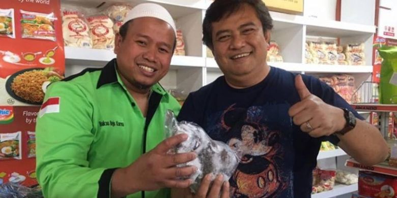 Duta Besar terpilih RI untuk Korea Selatan, Umar Hadi (kanan) berfoto bersama pemilik  Bakso Bejo Korea, Subandi (kiri) di Markas Bakso Bejo Korea, Pancheon, Rabu (25/5/2017).