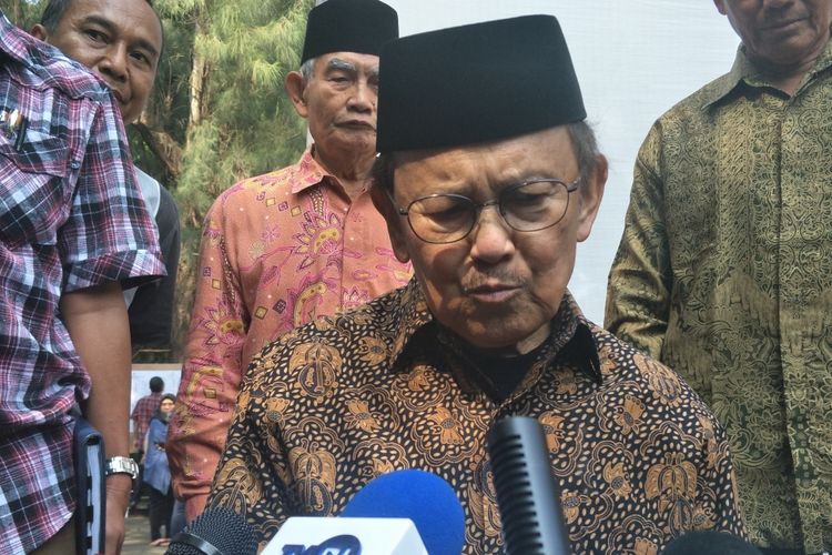 Presiden Republik Indonesia ketiga Bacharuddin Jusuf Habibie atau BJ Habibie usai menggunakan hak suaranya dalam Pemilihan Umum (Pemilu) 2019. Habibie mencoblos di Tempat Pemungutan Suara (TPS) 10 Kelurahan Kuningan Timur, Jakarta Selatan, Rabu (17/4/2019).