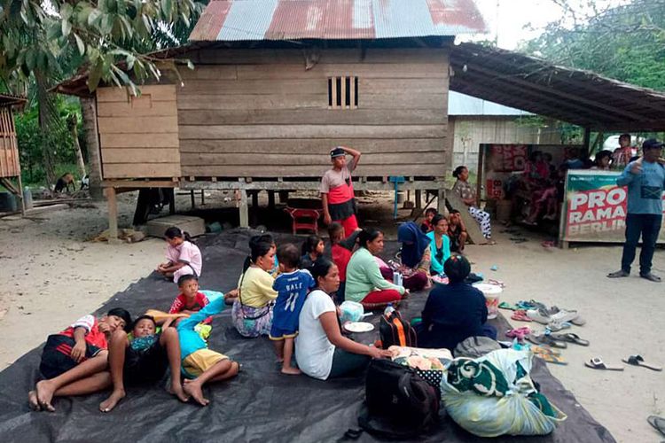 Warga berada di luar rumahnya pasca-gempa bumi di Kecamatan Sindue, Donggala, Sulawesi Tengah, Jumat (28/9/2018). Gempa bermagnitudo 7,7 mengguncang Donggala, Sulawesi Tengah. Kejadian ini disertai tsunami hingga Palu, menyebabkan banyak bangunan rusak dan komunikasi terputus. Jumlah korban masih terus didata.