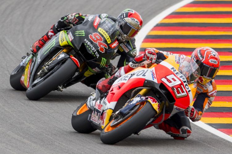 Pebalap Repsol Honda, Marc Marquez, bersaing dengan pebalap Yamaha Tech3 asal Jerman, Jonas Folger, dalam MotoGP Jerman di Sirkuit Sachsenring, Hohenstein-Ernstthal, Minggu (2/7/2017).