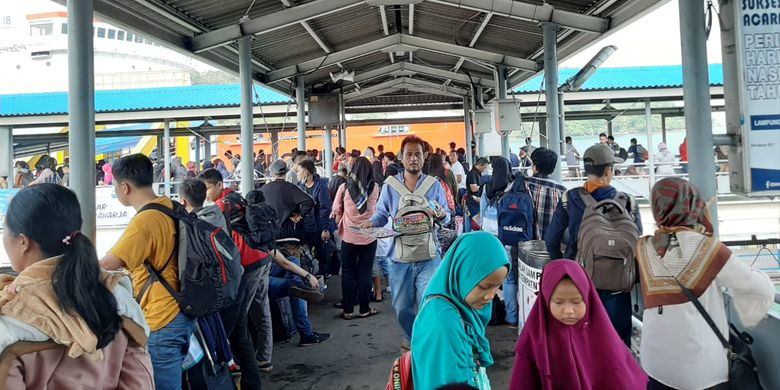 Pemudik menunggu giliran masuk ke Kapal di Pelabuhan Merak, Kamis (30/5/2019)