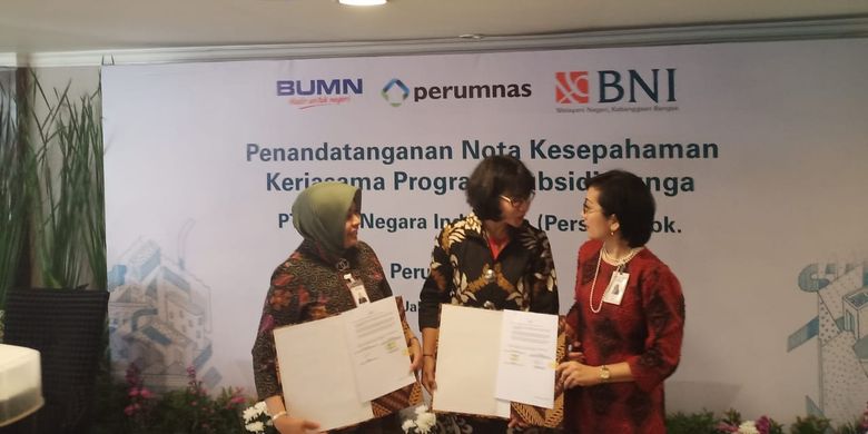 Penandatanganan Nota Kesepahaman Kerjasama Program Subsidi Bunga untuk Fasilitas KPR/KPA (BNI Griya) dalam Rangka HUT Perumnas ke-45 antara Pemimpin Divisi Penjualan Konsumer BNI Hermita dan Direktur Pemasaran Perumnas Anna Kunti di Jakarta, Kamis (25/7/2019). 