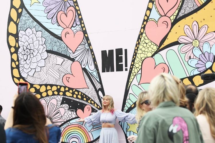 Menjelang peluncuran single terbarunya Taylor Swift mengejutkan penggemarnya dengan datang di lokasi mural karya Kelsey Montague, What Lifts You Up,di Nashville, Tennessee, Kamis (25/4/2019).