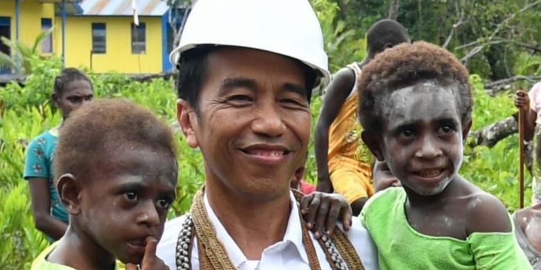 Presiden Joko Widodo menggendong dua balita di Kampung Kayeh, Kota Agats, Kabupaten Asmat, Papua, Kamis (12/4/2018). Balita berkaus kuning juga bernama Jokowi.