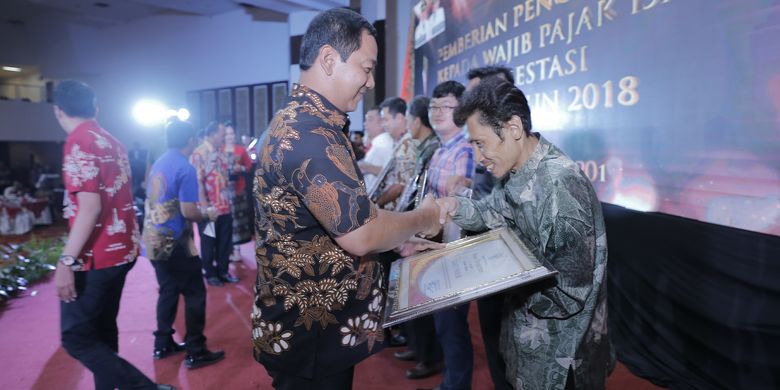 Wali Kota Semarang Hendrar Prihadi, Kamis (14/3/2019), di Hotel Grand Arkenso, Kota Semarang, menyerahkan piagam penghargaan kepada wajib pajak daerah berprestasi 2018. 