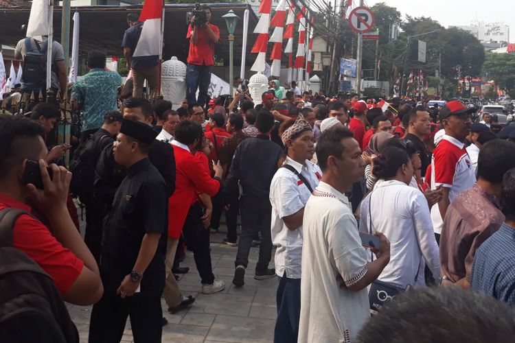 Massa pendukung Jokowi-Maruf Amin memadati Gedung Joang 45, Jakarta