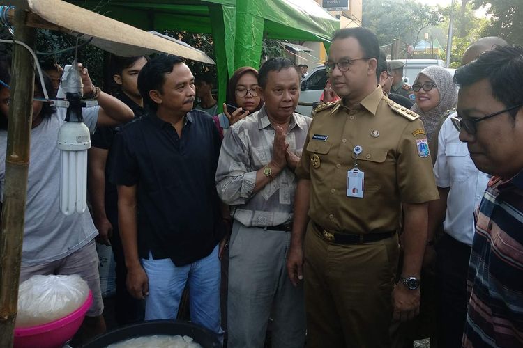 Gubernur DKI Jakarta Anies Baswedan mengunjungi Pasar Induk Kramat Jati, Jakarta Timur, Selasa (7/5/2019).