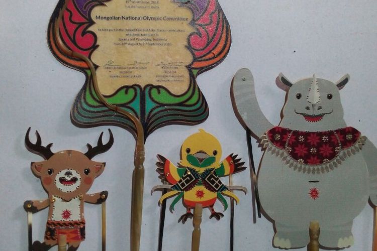 Inilah undangan dan tiga suvenir Asian Games besutan Retno Lawiyani, seniwati asal Wonogiri, Jawa Tengah.