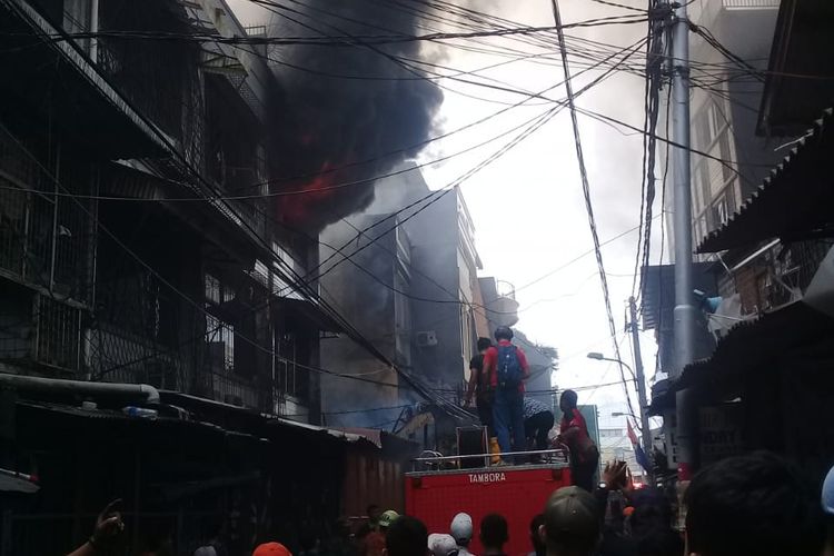 Kebakaran melanda pemukiman penduduk di Jalan Krendang Timur RT 06 RW 02, Kelurahan Krendang, Tambora, Jakarta Barat pada Senin (23/7/2018).