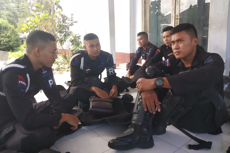 Sejumlah personel Brimob yang menjaga keamanan pleno di gedung eks kantor DPRD Lombok Tengah