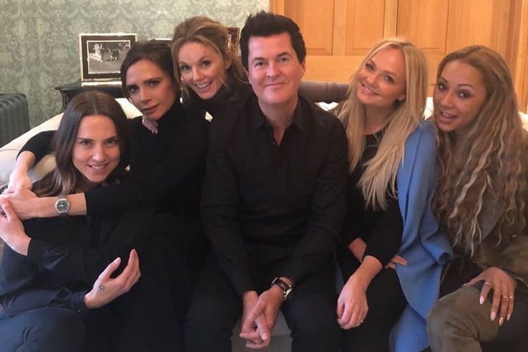 Para personel Spice Girls, (dari kiri): Melanie Chisholm, Victoria Beckham, Geri Halliwell Horner, Emma Bunton, dan Melanie Brown, berfoto dengan produser musik Simon Fuller.