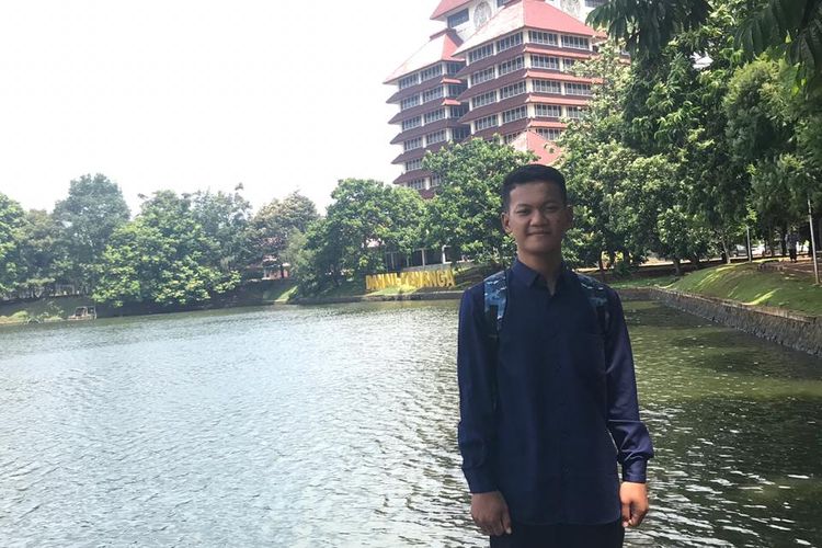 Syahrul Ramadhan (18 tahun), pelajar SMA Negeri 2 Bangko, Rokan Hilir, Riau, berhasil diterima di Fakultas Kedokteran Universitas Indonesia (FKUI) melalui jalur SNMPTN (Seleksi Nasional Masuk Perguruan Tinggi Negeri) 2019.